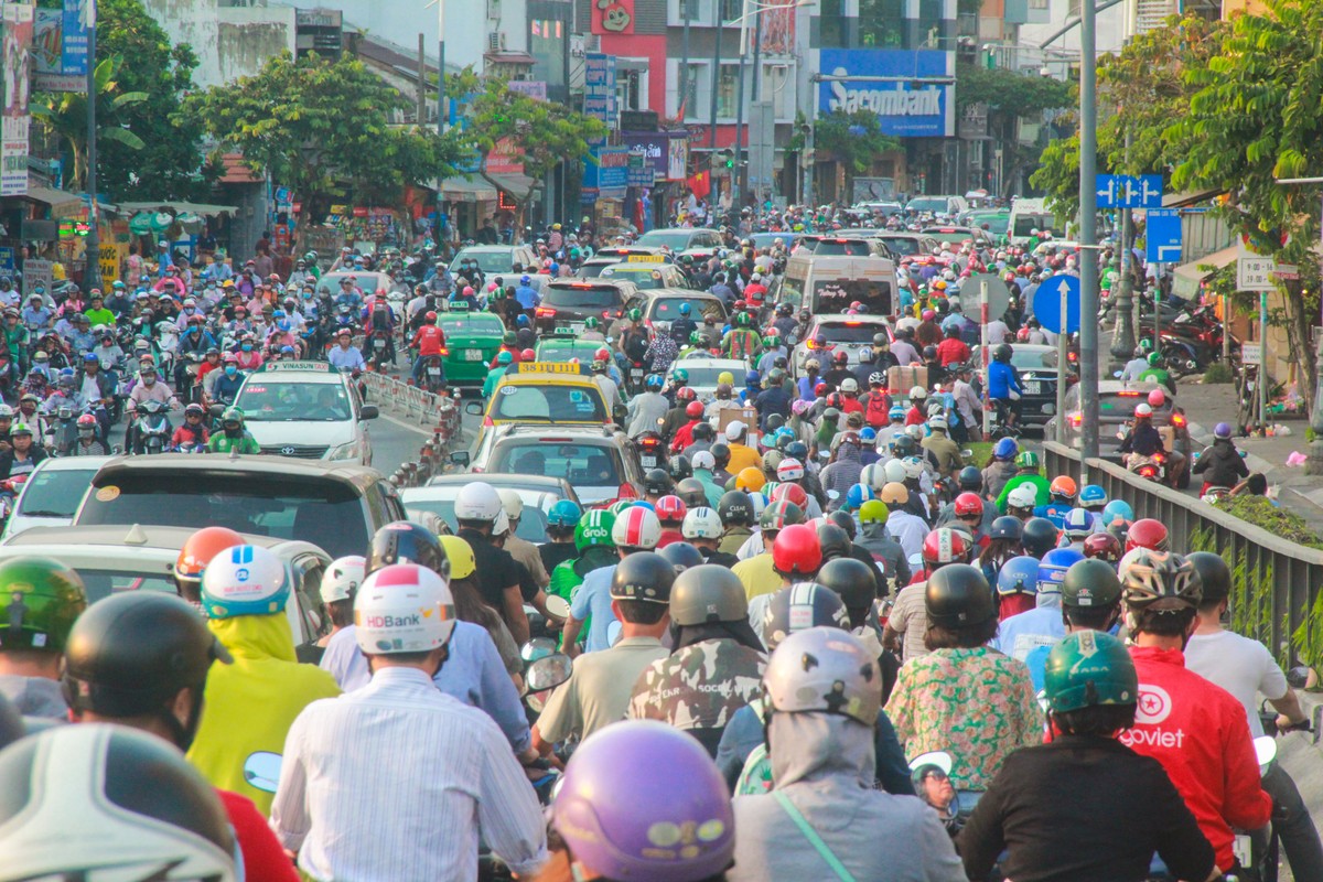 Giao thong Sai Gon hon loan, 'ngat tho' nhung ngay can Tet-Hinh-3