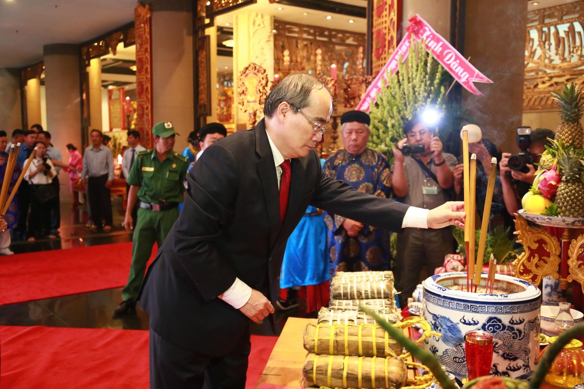 Lanh dao TP.HCM ruoc banh tet dang len Quoc to Hung Vuong dip Tet Canh Ty-Hinh-7