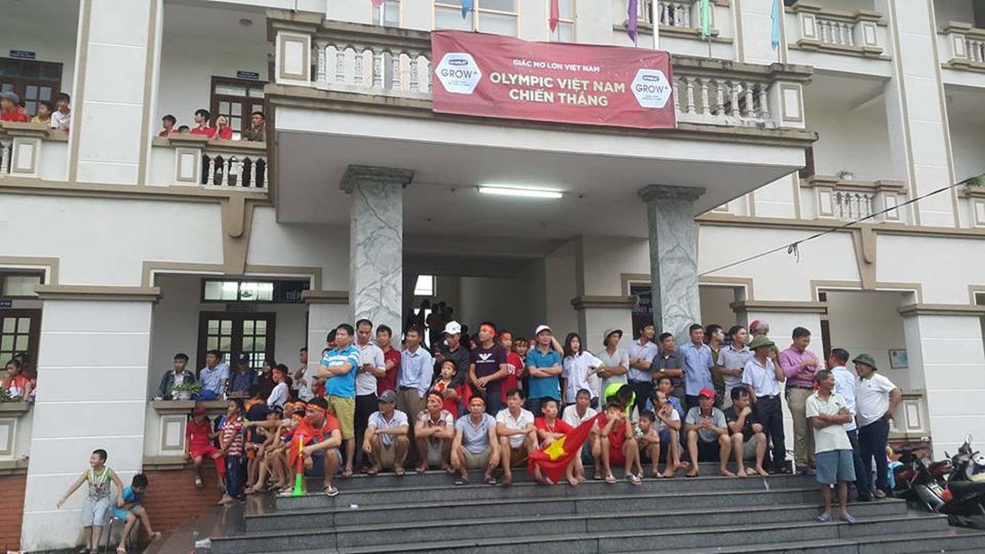 Bat chap troi mua, hang tram nguoi den nha Van Toan co vu Viet Nam-Hinh-5