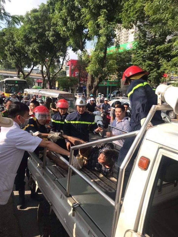 Ha Noi: Nam thanh nien boi ra song To Lich vung vay-Hinh-5