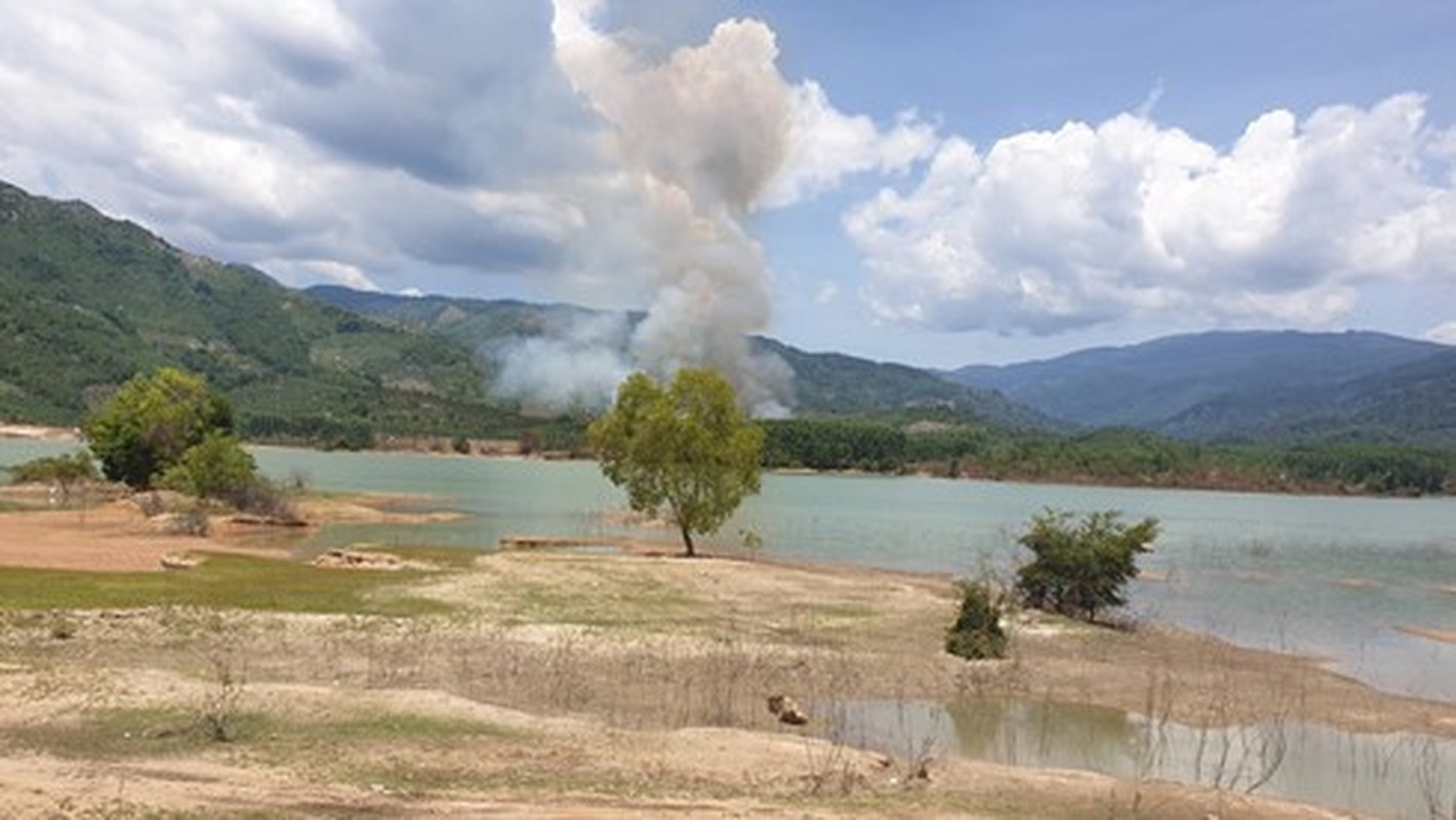 Anh: Lua chay ngun ngut tai hien truong may bay quan su roi o Khanh Hoa-Hinh-2