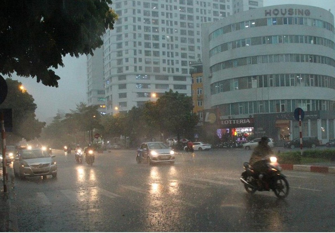 Bau troi Ha Noi bong toi sam, nguoi dan bat chap mua lon van do ra xem-Hinh-5