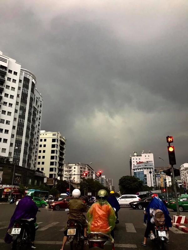 Bau troi Ha Noi bong toi sam, nguoi dan bat chap mua lon van do ra xem-Hinh-10