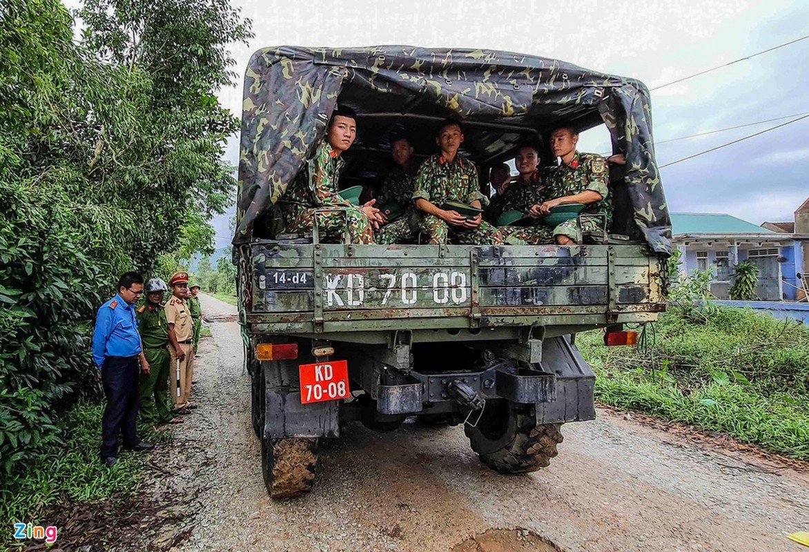 Bo doi tang quan, xe boc thep, truc thang... vao cuu nan Rao Trang 3-Hinh-4