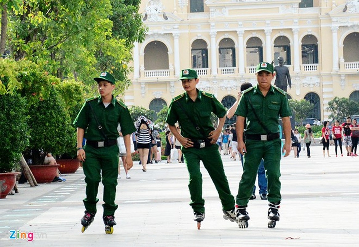 Anh truot patin tuan tra tren pho di bo Nguyen Hue-Hinh-2