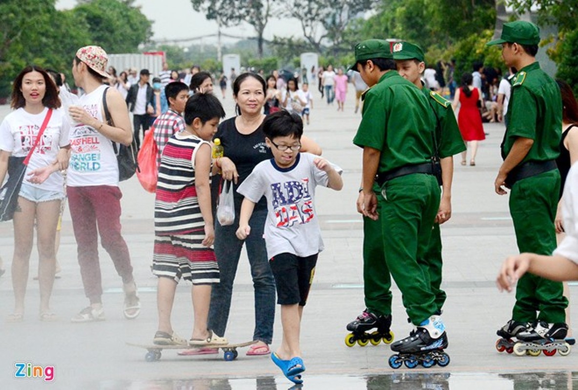 Anh truot patin tuan tra tren pho di bo Nguyen Hue-Hinh-6