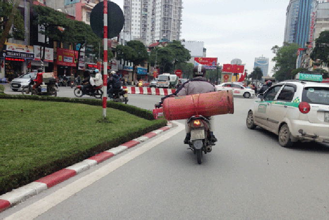 Vu chay xe Mercedes: Hinh anh kinh hoang deo cho “bom” chuc no o VN-Hinh-4