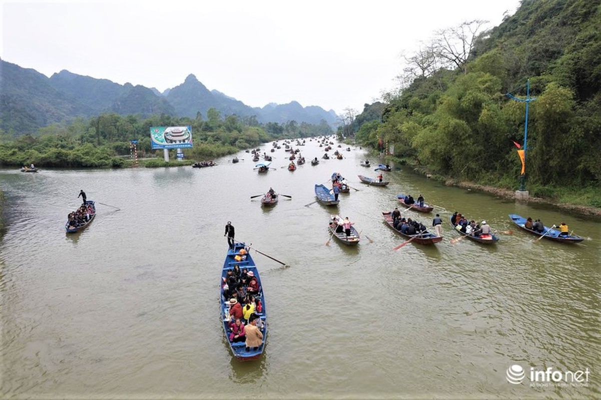 Hon 4 van du khach do ve chua Huong truoc ngay khai hoi-Hinh-3