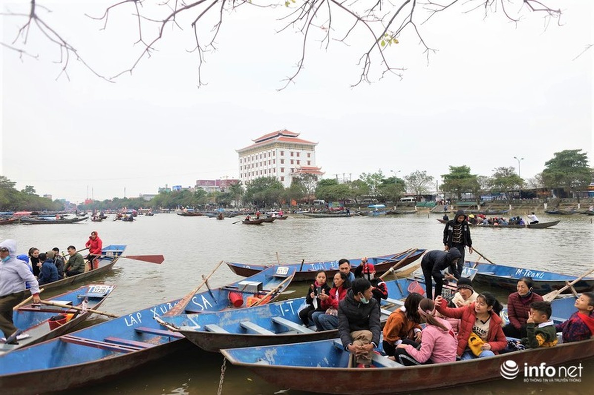 Hon 4 van du khach do ve chua Huong truoc ngay khai hoi