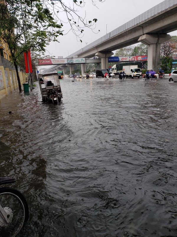 Sau tran mua toi troi, nhieu tuyen duong Ha Noi 