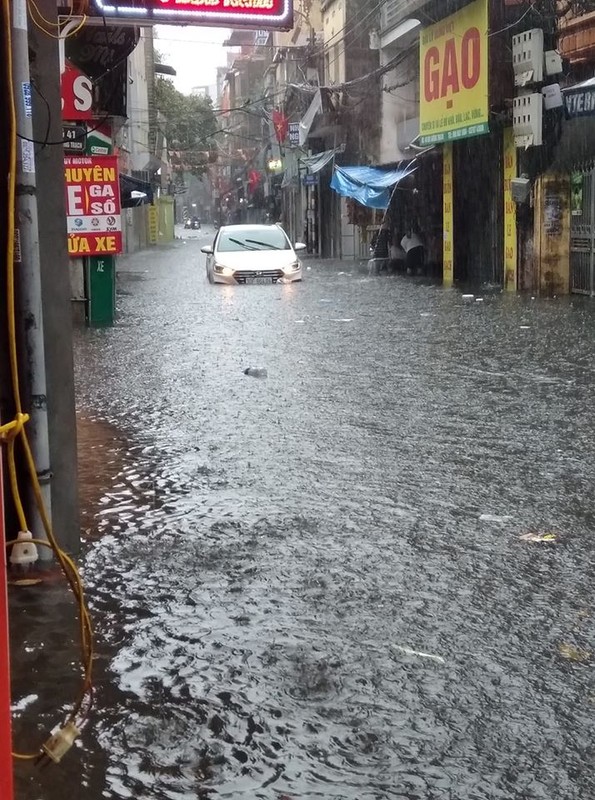 Sau tran mua toi troi, nhieu tuyen duong Ha Noi 