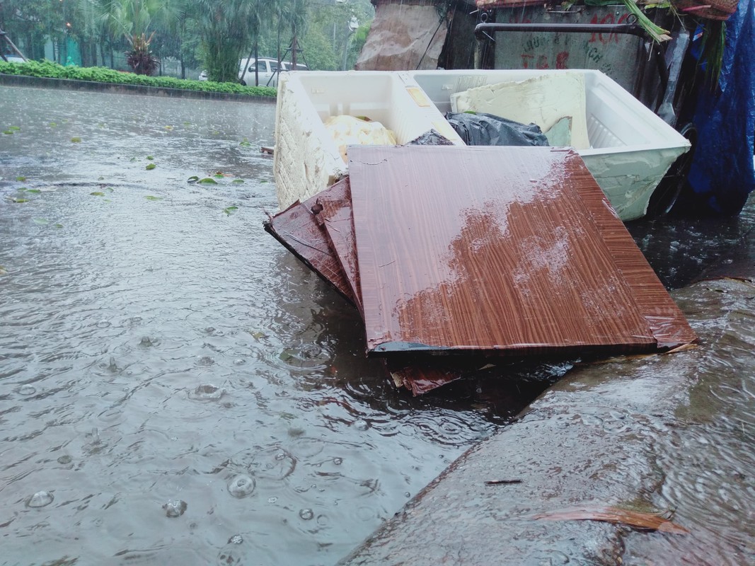 Sau tran mua toi troi, nhieu tuyen duong Ha Noi 