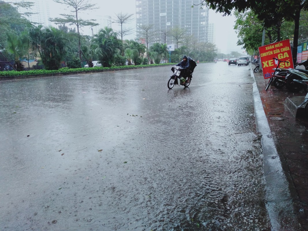 Sau tran mua toi troi, nhieu tuyen duong Ha Noi 