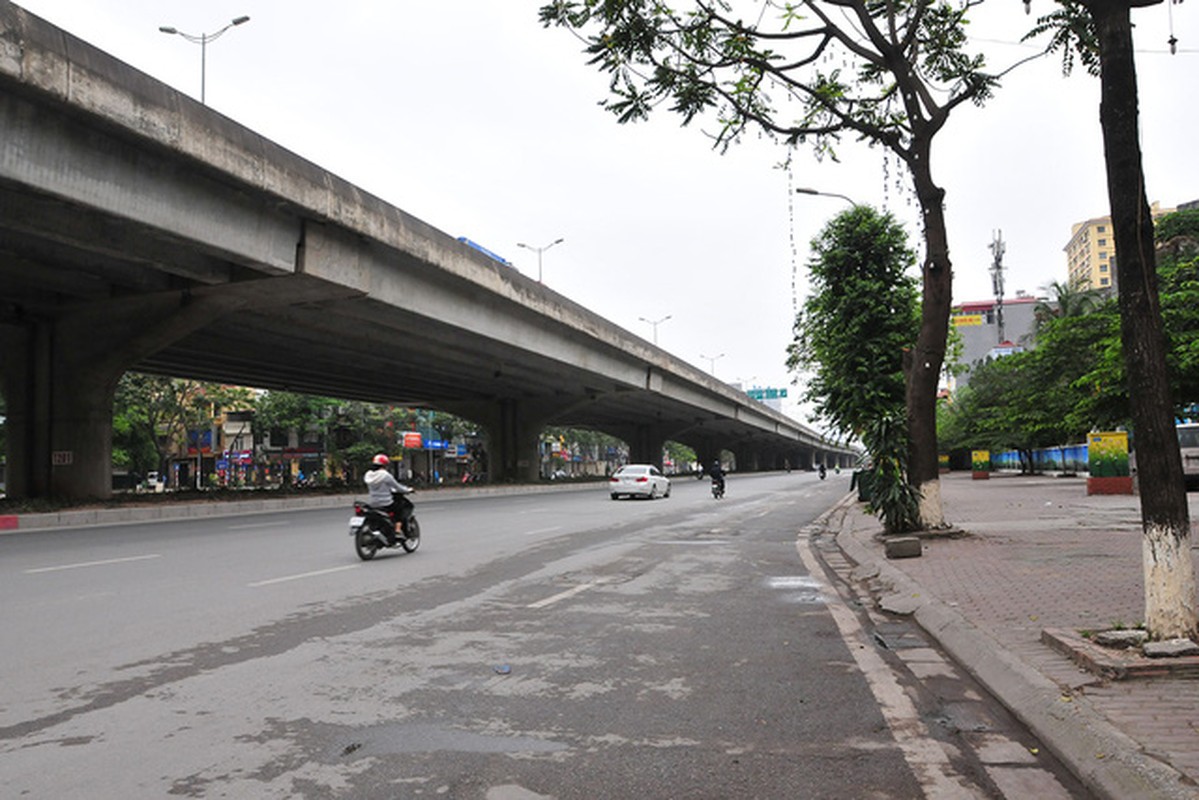 Duong pho Ha Noi the nao trong ngay dau thuc hien cach ly toan xa hoi?