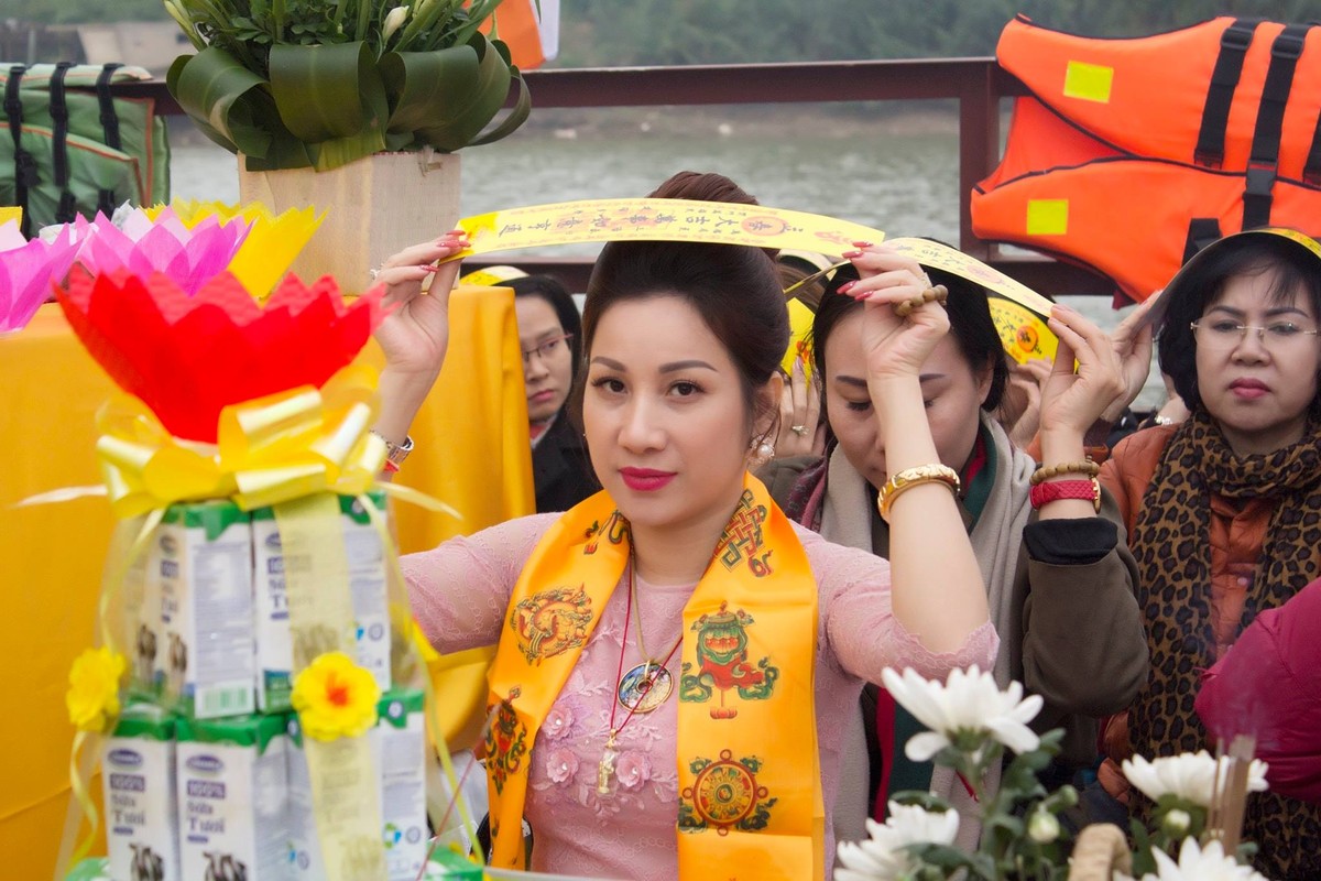 Nu dai gia Duong Duong danh nguoi “vo mat” bi bat giam la nguoi hay lam tu thien-Hinh-6