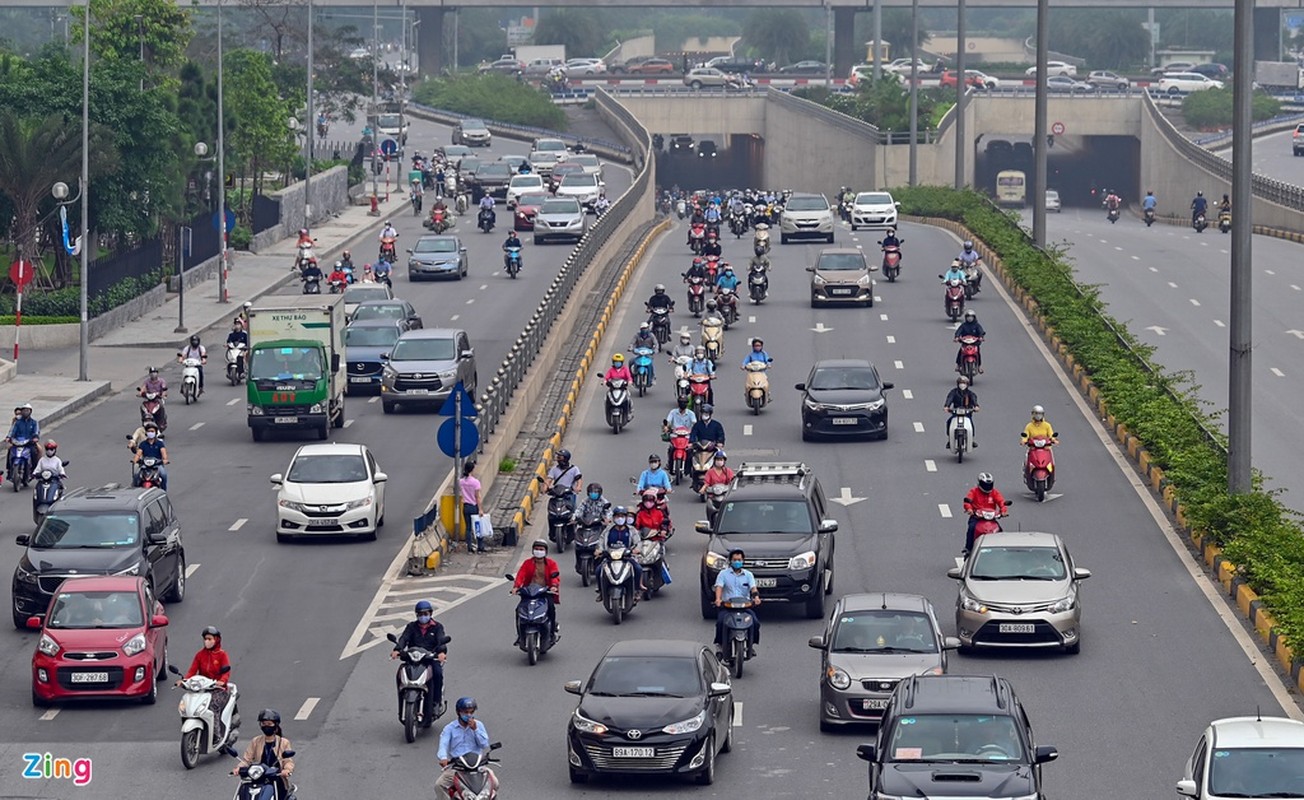 Ha Noi: Duong pho dong nghet sau 3 tuan cach ly xa hoi-Hinh-4