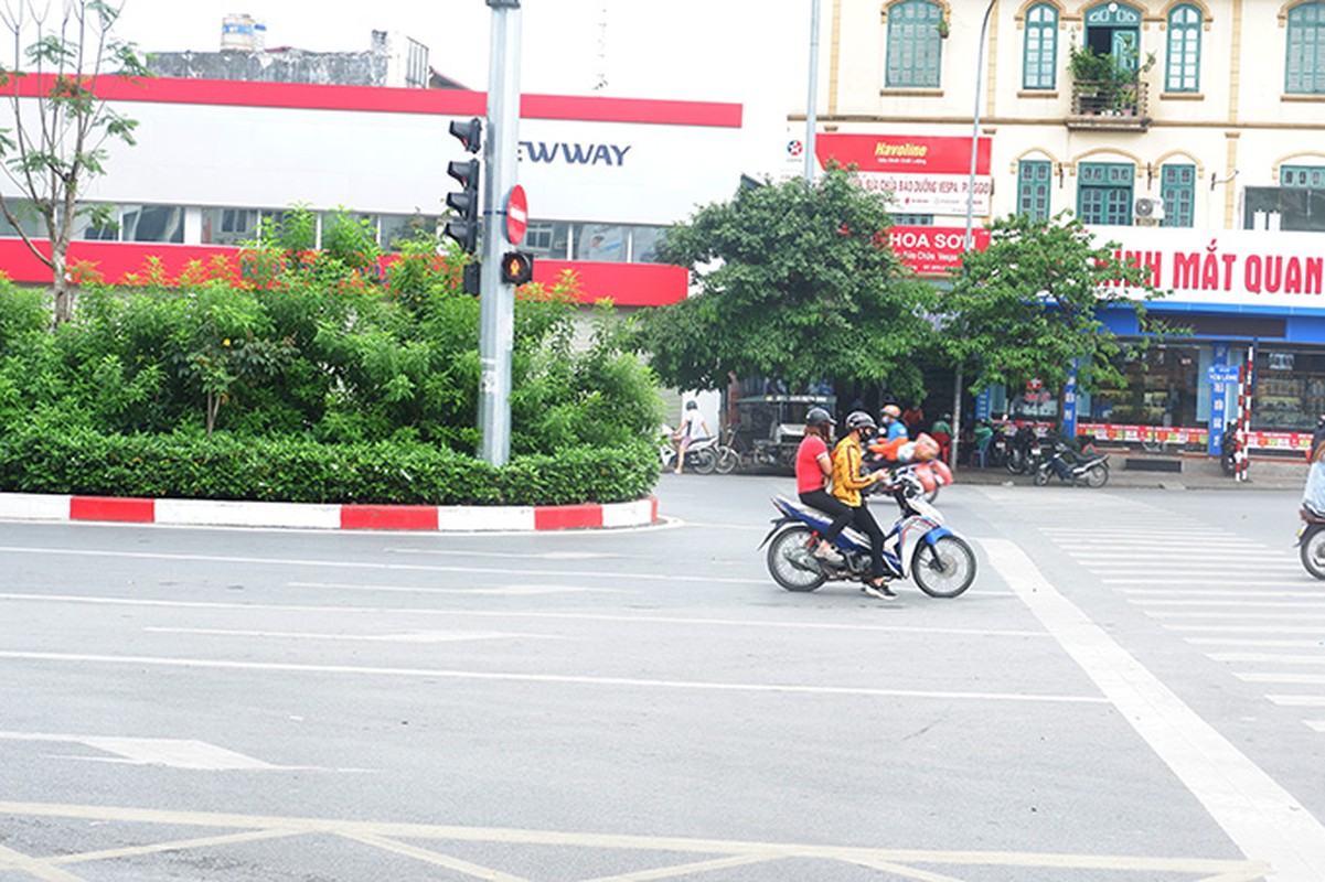 Ngay dau nghi le 30/4, dan do ve que, duong pho Ha Noi do 