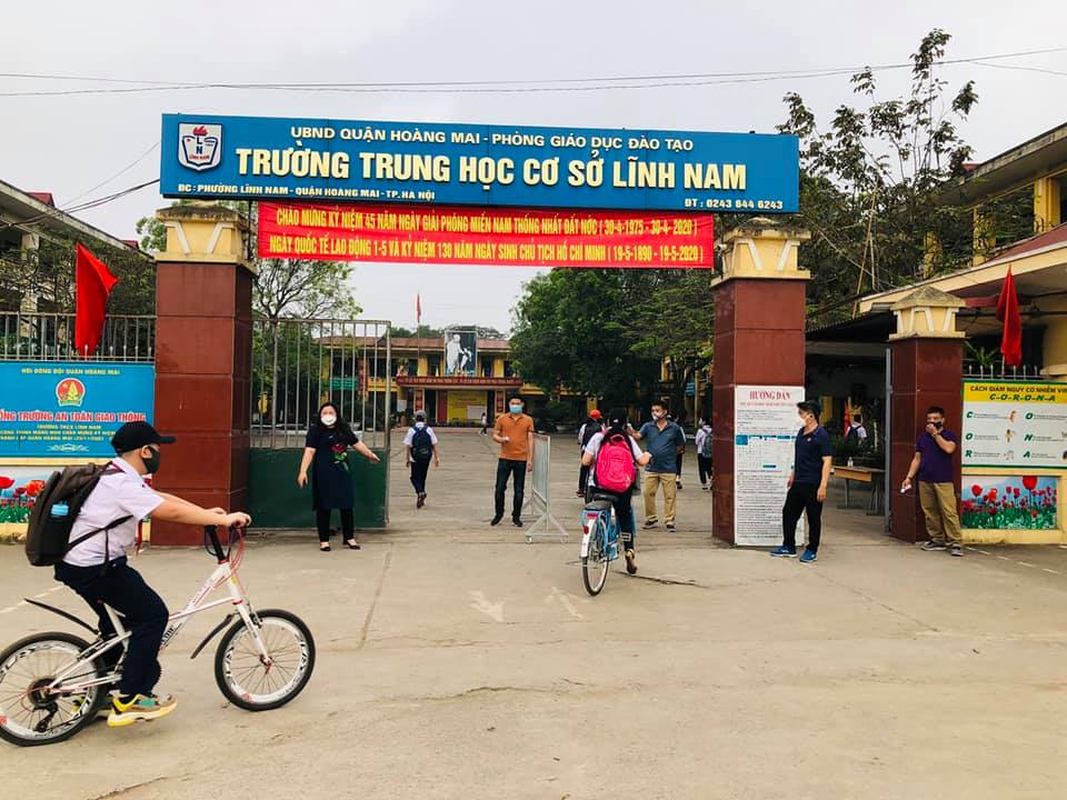 Hoc sinh Ha Noi tro lai truong sau 3 thang nghi dich COVID-19-Hinh-10