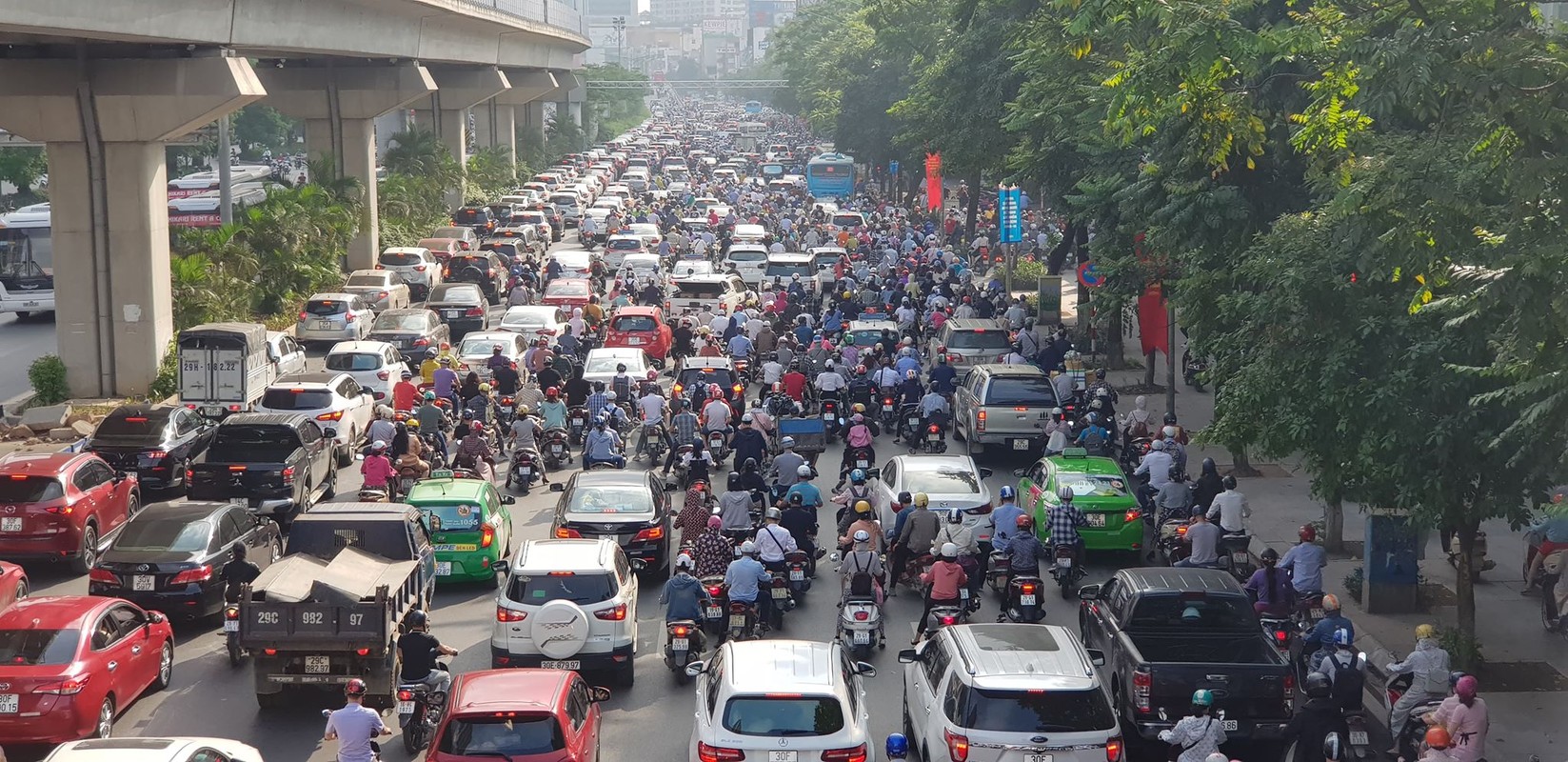 Duong pho un tac, nguoi dan Ha Noi nhich tung met gio cao diem-Hinh-7