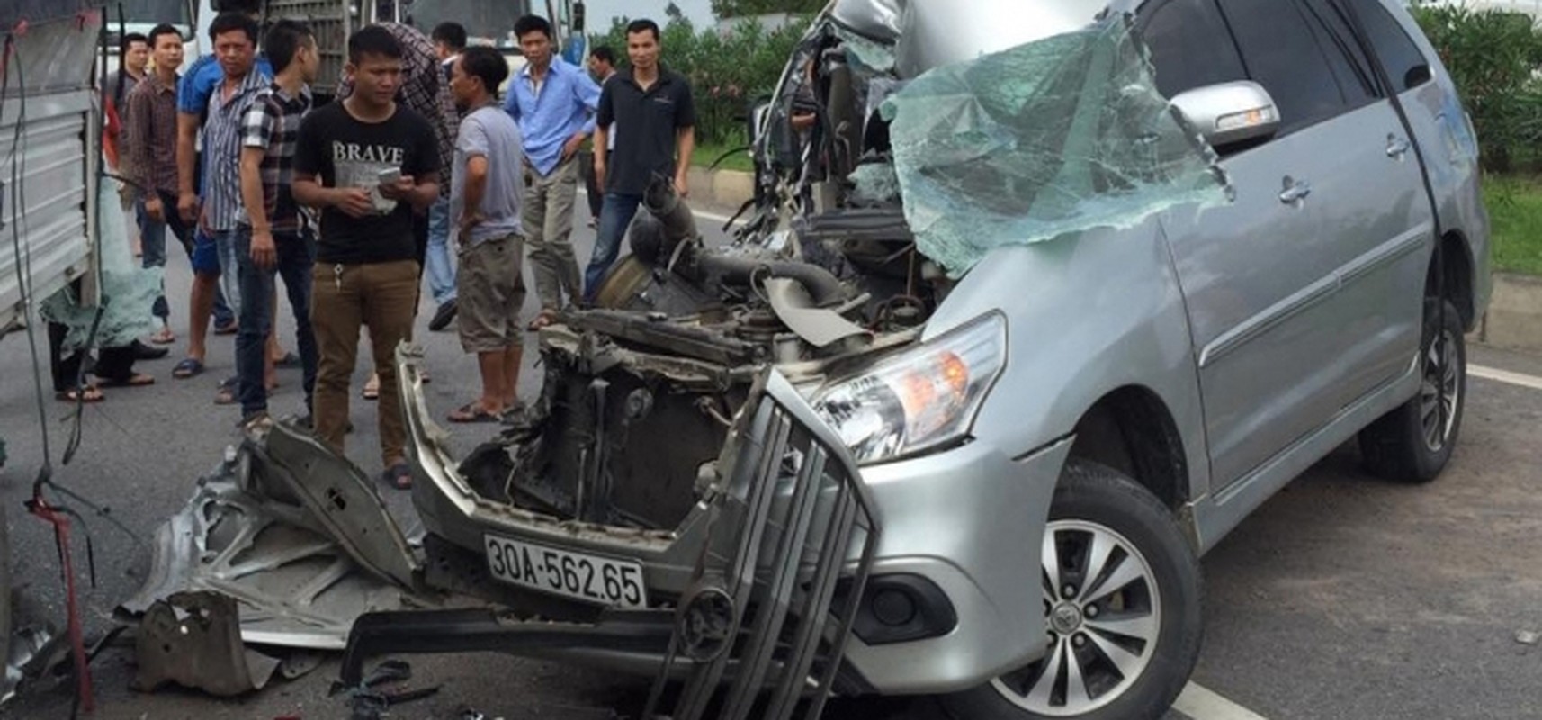 Hom nay, xu phuc tham vu xe Innova di lui tren cao toc Ha Noi - Thai Nguyen-Hinh-3