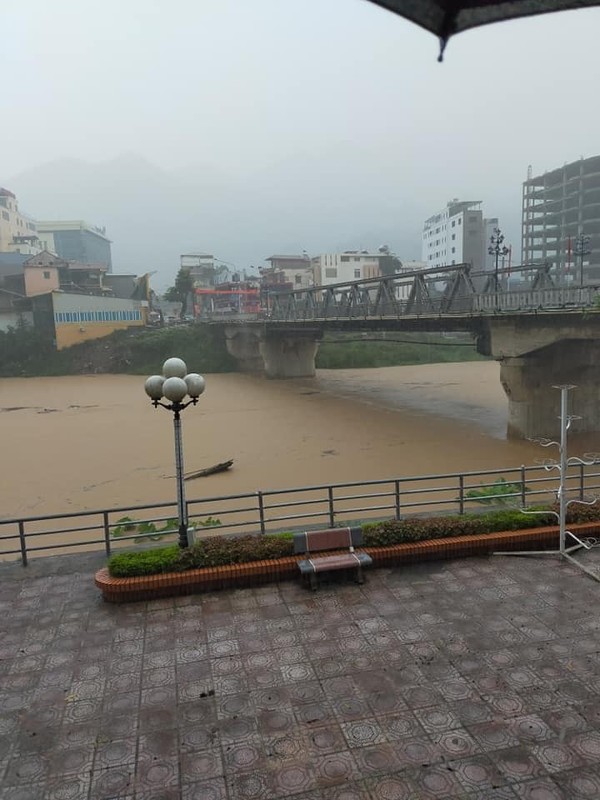 Ha Giang ngap lut nang, nhieu o to ngap nuoc, 2 me con tu vong-Hinh-10