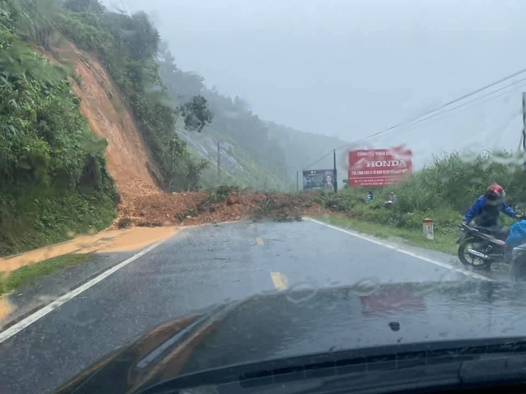 Ha Giang ngap lut nang, nhieu o to ngap nuoc, 2 me con tu vong-Hinh-4