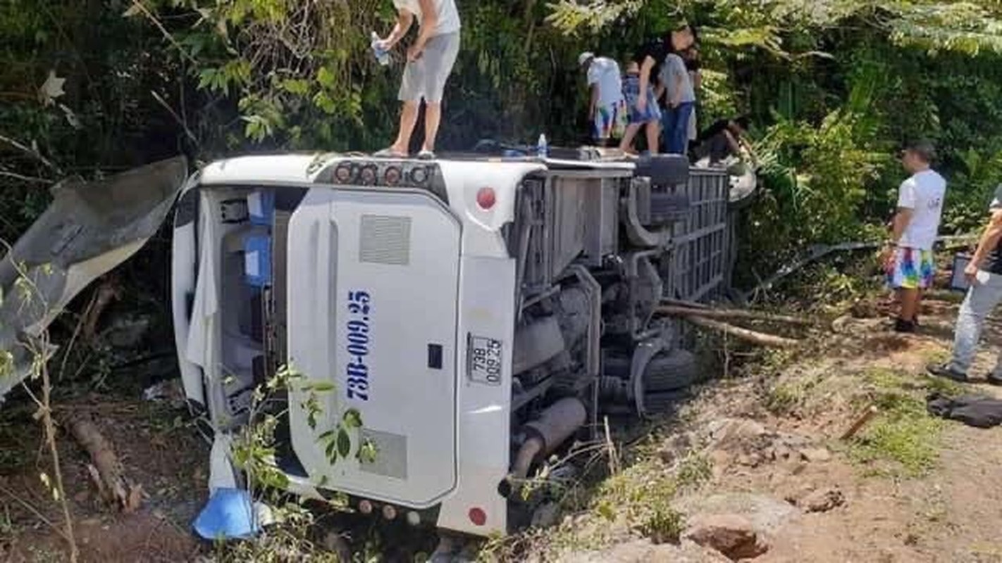 Xe du lich lao xuong vuc o Quang Binh, da co 13 nguoi tu vong-Hinh-8