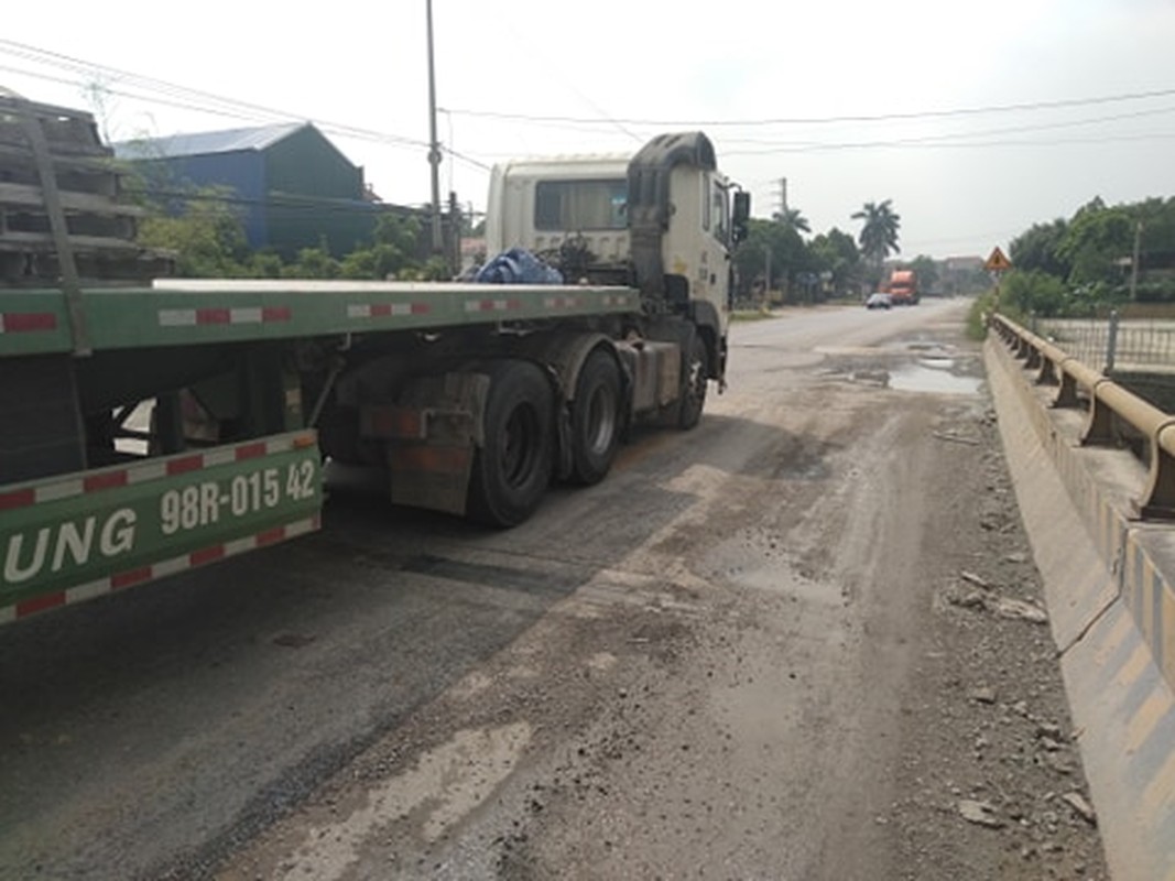 Xe qua kho, qua tai “tan pha” nhung cay cau o Ha Noi-Hinh-5