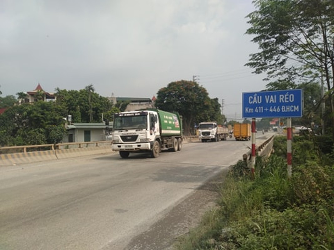 Xe qua kho, qua tai “tan pha” nhung cay cau o Ha Noi