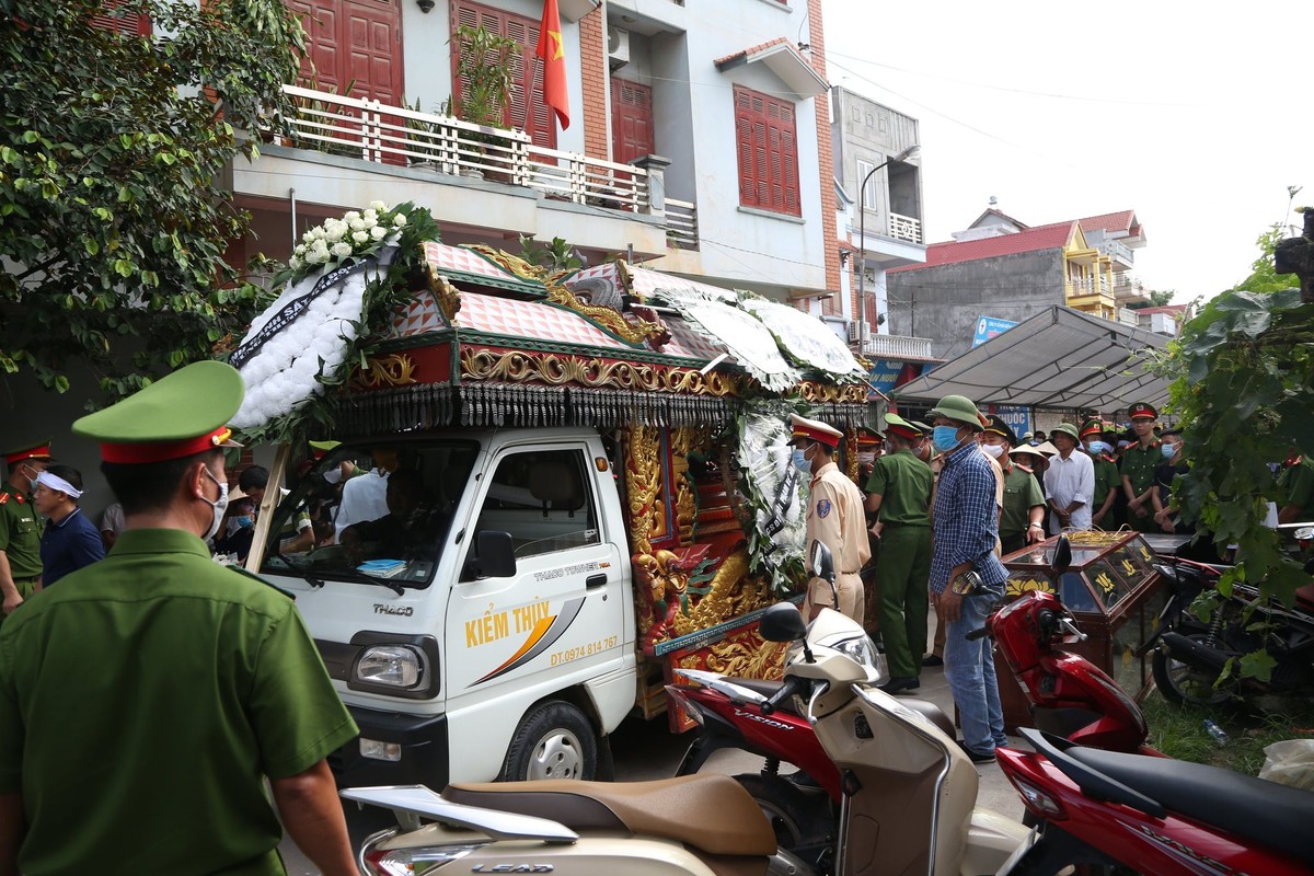 Xuc dong, hang tram nguoi dan tien dua chien si CSCD bi can tu vong-Hinh-7