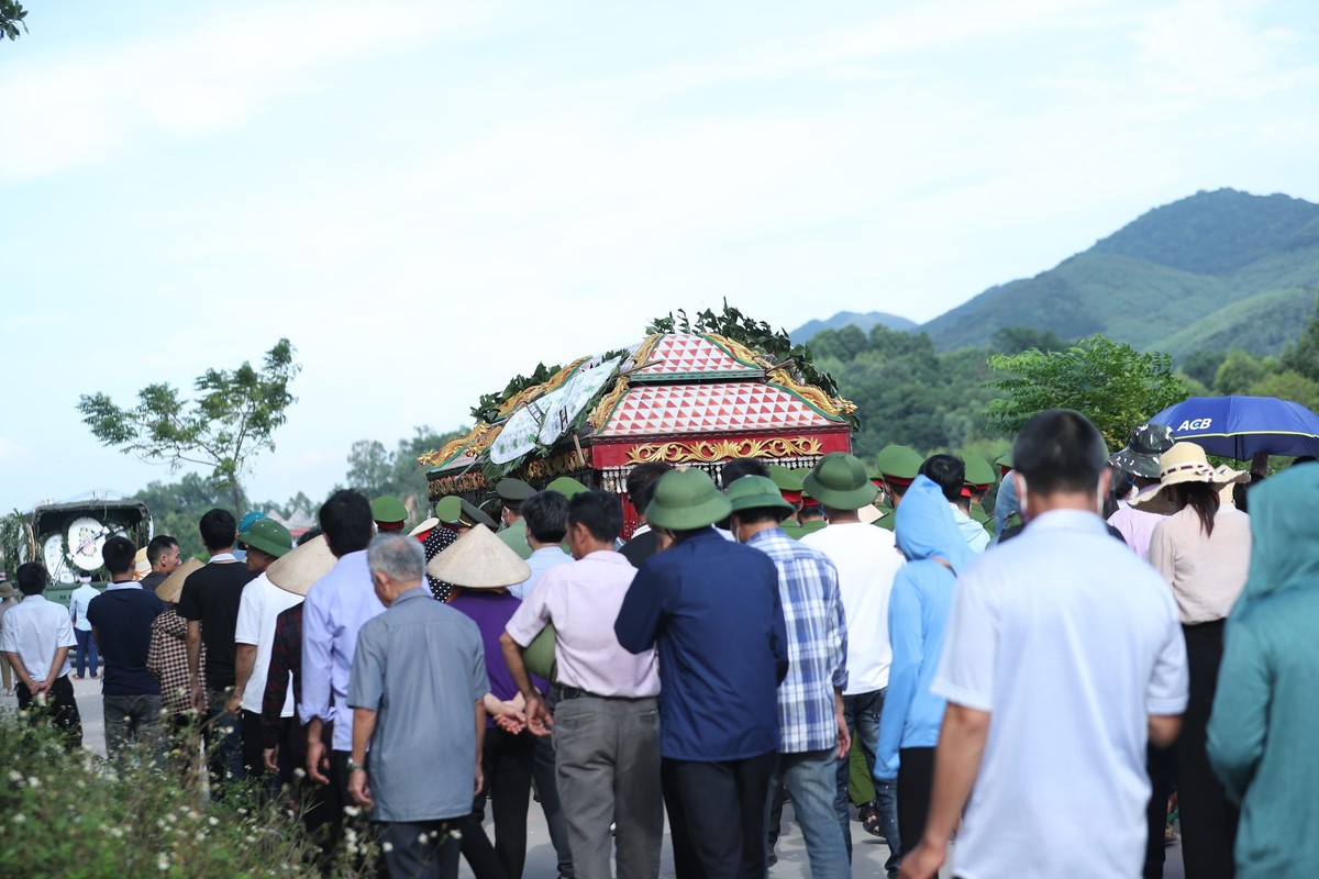 Xuc dong, hang tram nguoi dan tien dua chien si CSCD bi can tu vong-Hinh-8