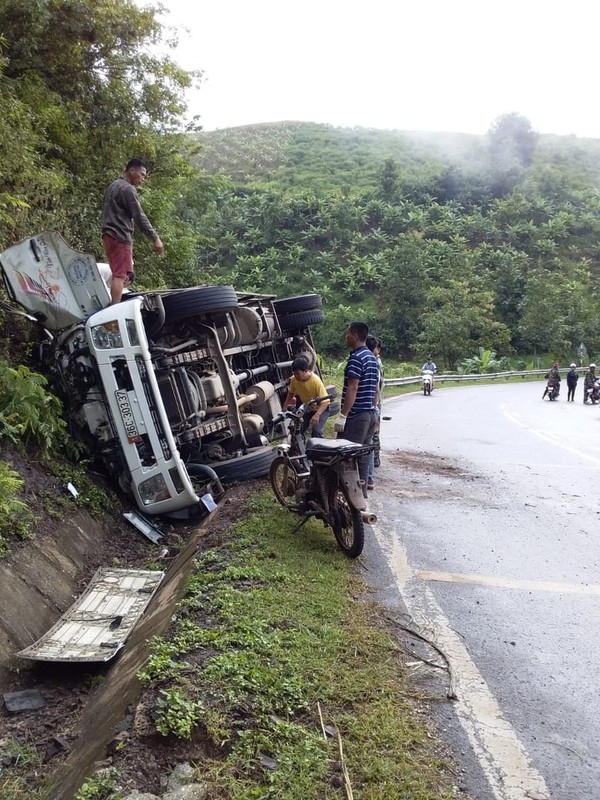 Xe tai lat nghieng khien 2 nguoi bi thuong nang, 7 con trau chet tai cho-Hinh-3