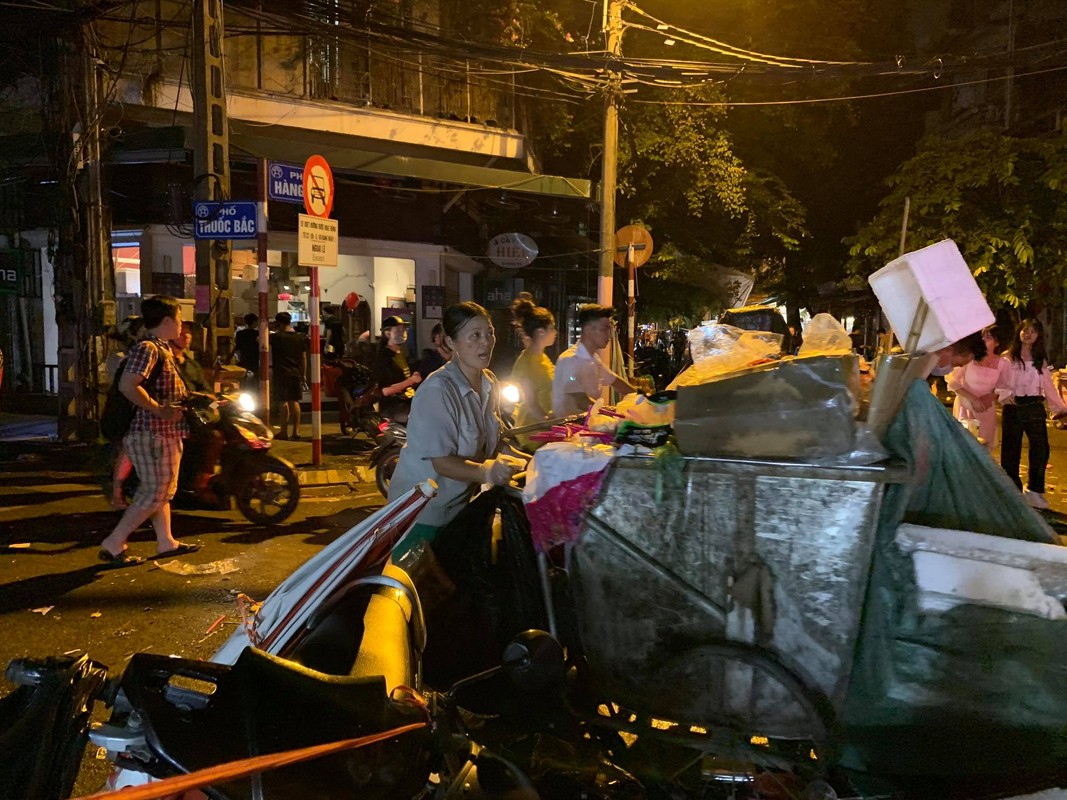 Duong pho Ha Noi ngap trong rac sau dem Trung thu-Hinh-11