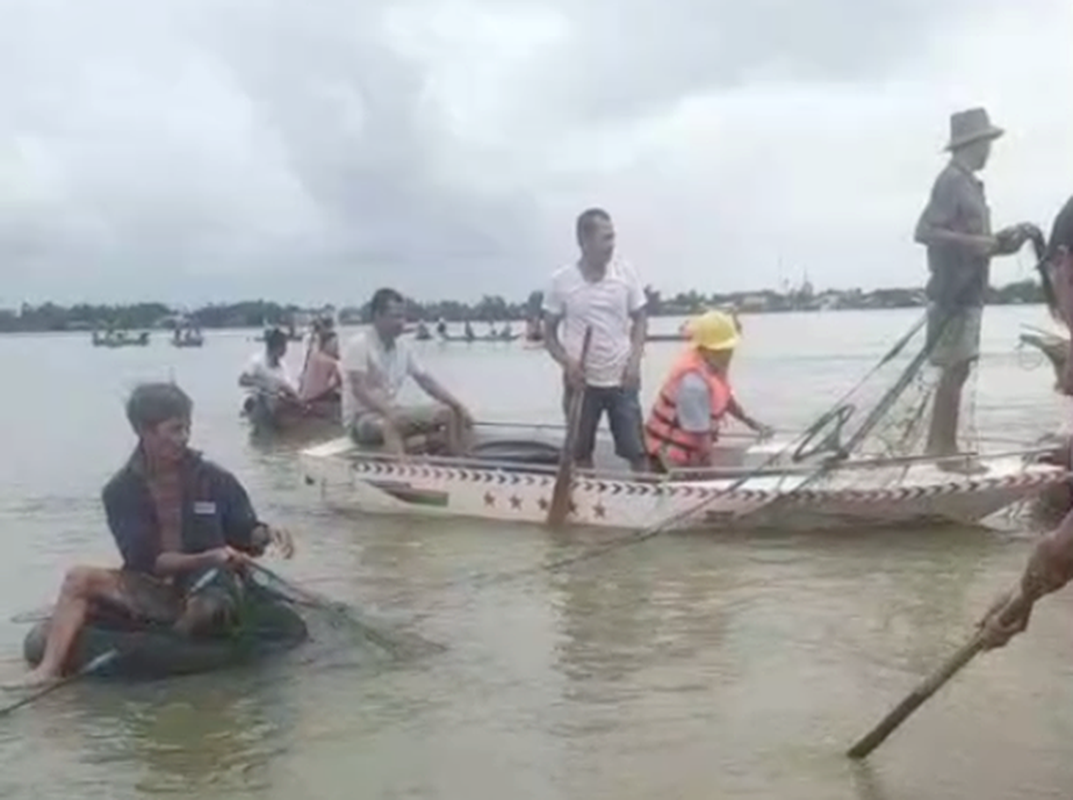 Lu lut mien Trung: Hinh anh quan long... sao Troi khong thau?!-Hinh-3