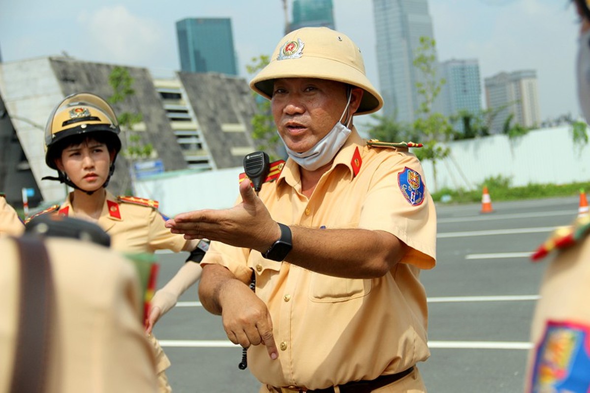 “Zoom ky” cac buoi tap cua doi nu CSGT lai xe dac chung dan doan-Hinh-8