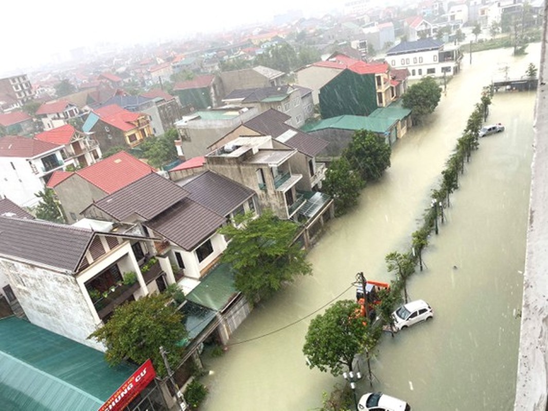 Hinh anh mien Trung ngap lut chieu 19/10: Nuoc dang tan noc nha