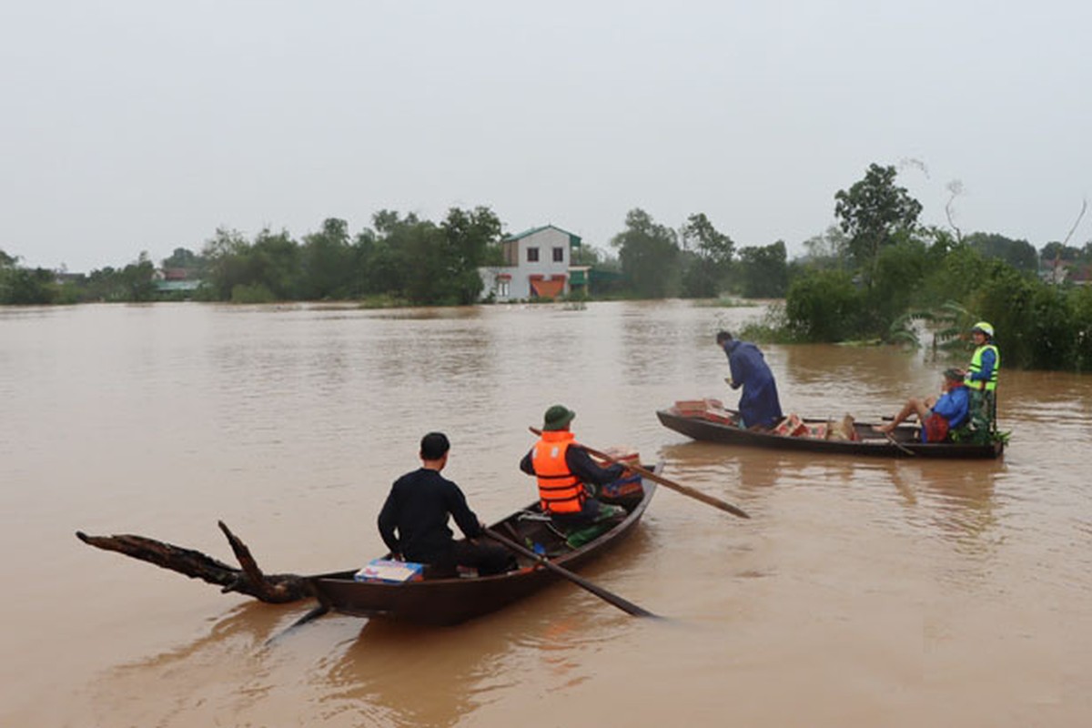 Hinh anh mien Trung ngap lut ngay 21/10: Nuoc van menh mong-Hinh-3