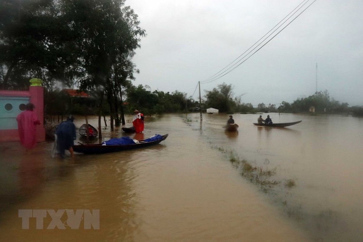 Hinh anh mien Trung ngap lut ngay 21/10: Nuoc van menh mong-Hinh-7