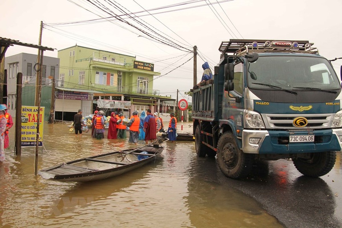 Hinh anh mien Trung ngap lut ngay 21/10: Nuoc van menh mong-Hinh-9