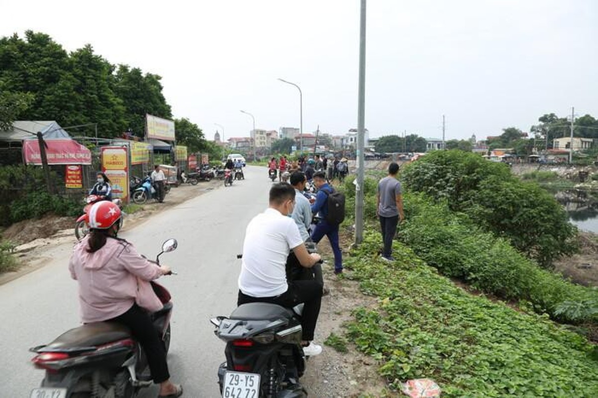 Nu sinh hoc vien Ngan hang mat tich: Tam giu 2 nghi can