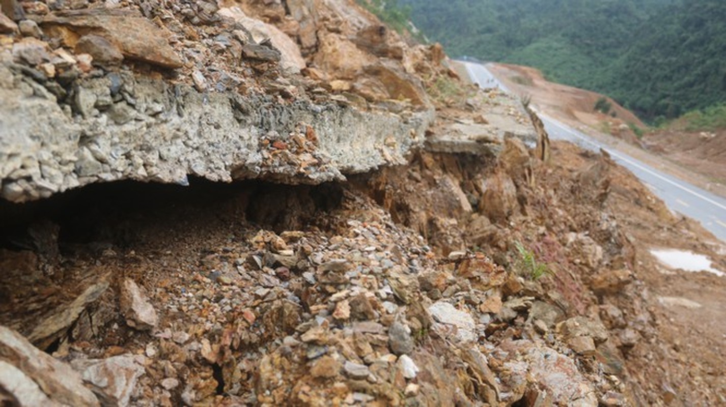 Duong sa o mien Trung sat lo, tan nat sau mua bao-Hinh-7