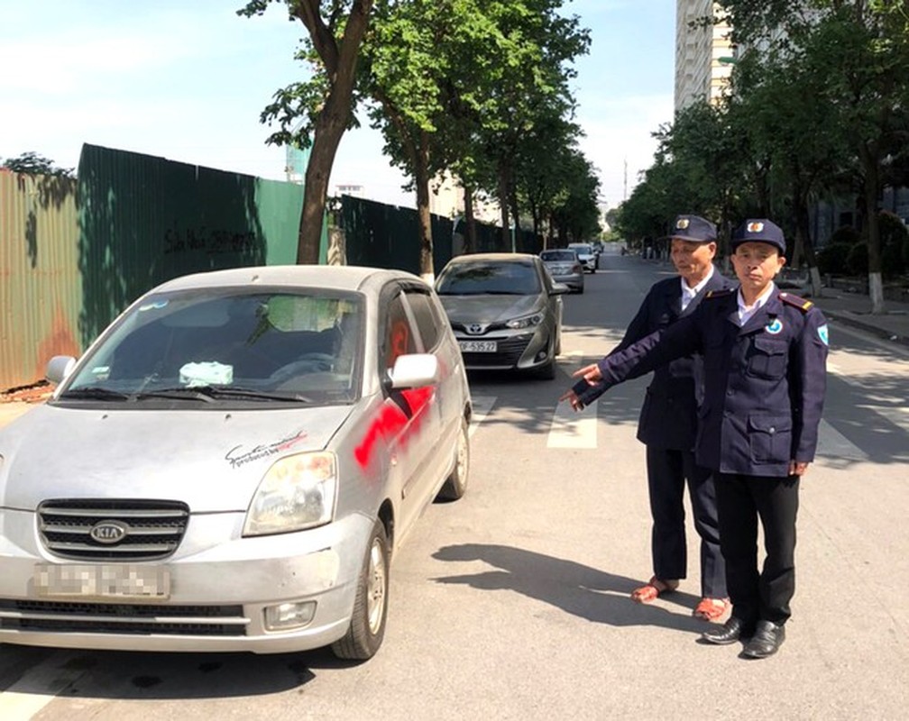 Ha Noi: 3 bao ve xit son vao loat xe khong gui vao bai o chung cu-Hinh-5