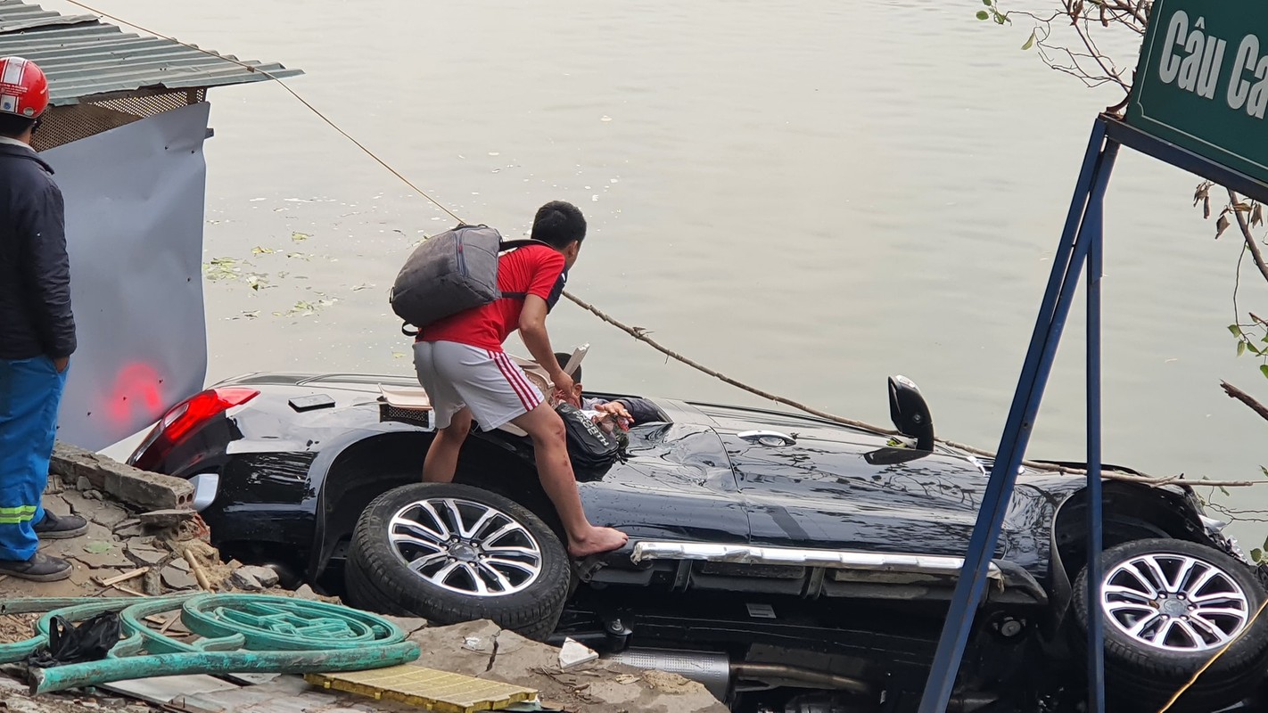 Ha Noi: Xe 7 cho bat ngo lao xuong ho, 4 nguoi thoat chet-Hinh-2