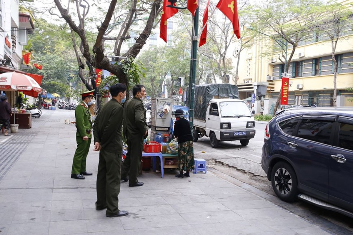 Ha Noi trong ngay dau dong cua quan an duong pho, tra da via he-Hinh-3