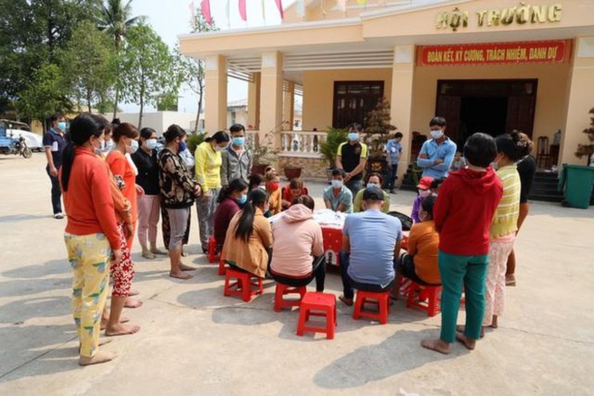 Tin nong ngay 28/2: Sau dam cuoi, nguoi dan ong treo co tu tu-Hinh-8