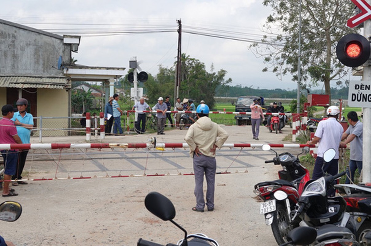 Tau hoa tong o to o Quang Ngai: Trach nhiem nhan vien gac chan?-Hinh-2