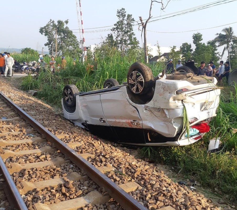 Tau hoa tong o to o Quang Ngai: Trach nhiem nhan vien gac chan?-Hinh-9