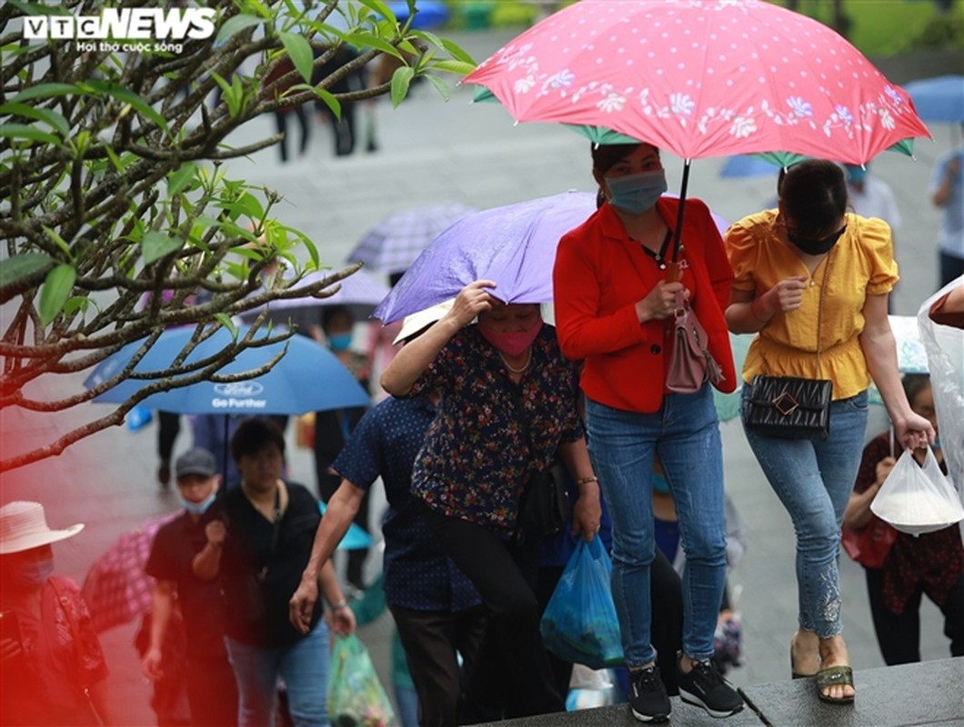 Du khach nuom nuop doi mua do ve Den Hung trong ngay khai hoi-Hinh-2