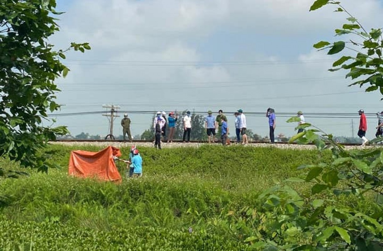 Bat giam nguoi me om con nam tren duong ray dinh tu tu-Hinh-4