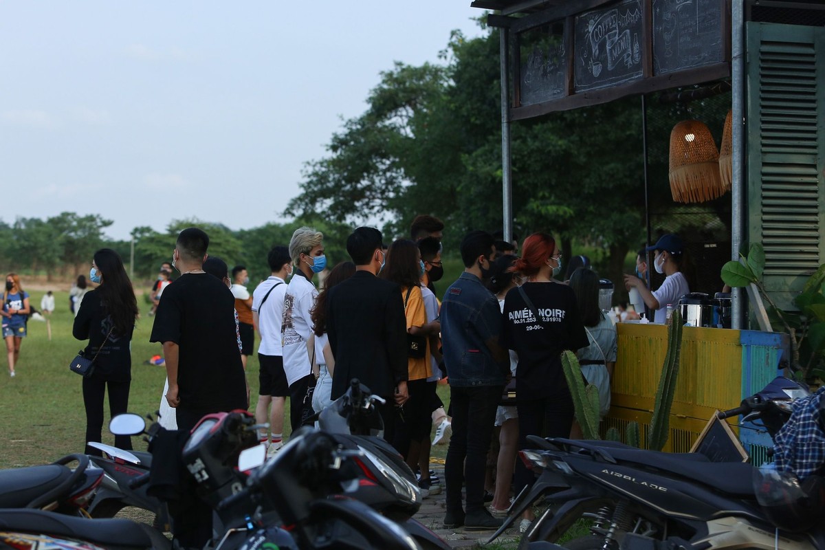 Hang tram nguoi vui choi o bai da song Hong: Chu tich quan noi gi?-Hinh-8